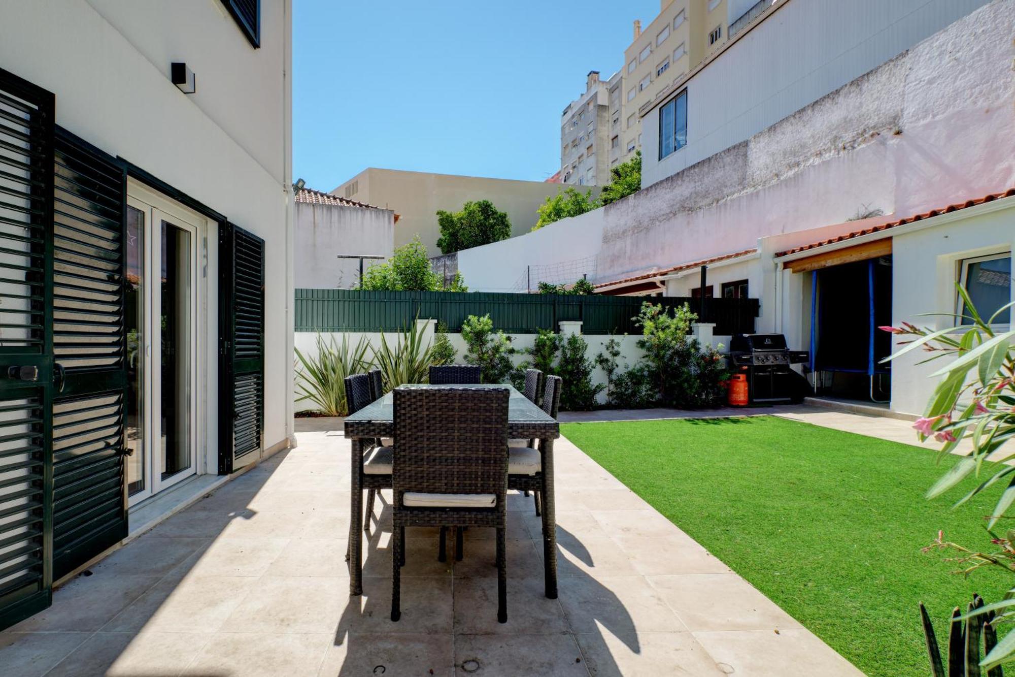 Holiday home Comfortable Town House In Quiet Area By Lovelystay